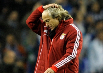 Torcida do Benfica pede demissão de Jorge Jesus após sequência de resultados ruins; técnico sofre pressão da diretoria