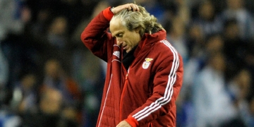 Torcida do Benfica pede demissão de Jorge Jesus após sequência de resultados ruins; técnico sofre pressão da diretoria