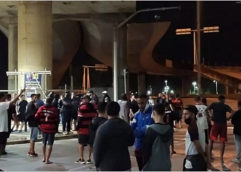 Flamengo ‘foge’ da torcida rubro-negra no aeroporto ao retornar para o Rio de Janeiro