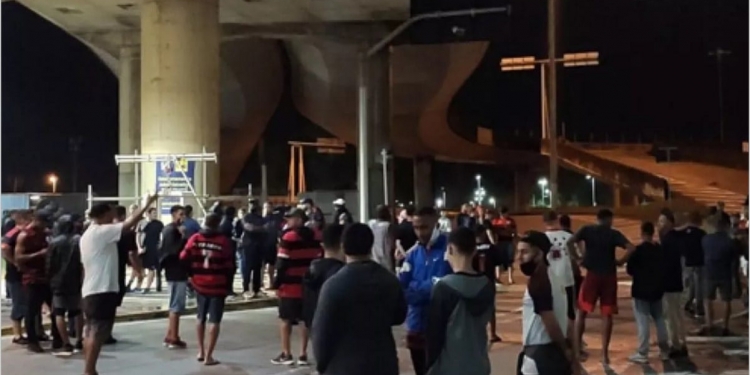 Flamengo ‘foge’ da torcida rubro-negra no aeroporto ao retornar para o Rio de Janeiro
