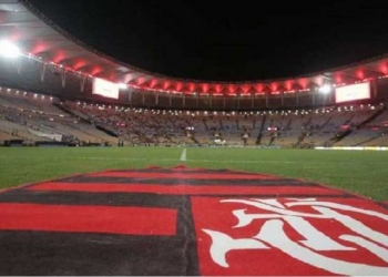 Organizadas do Flamengo lotam o Maracanã com bandeiras de protesto para a próxima partida do Brasileirão