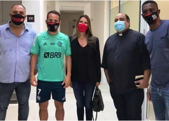 Após desclassificação, Flamengo recebe padre que é torcedor do Fluminense no Ninho do Urubu