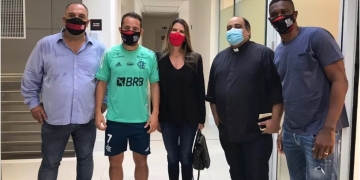 Após desclassificação, Flamengo recebe padre que é torcedor do Fluminense no Ninho do Urubu
