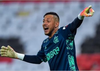 Diego Alves dá bronca em Léo Pereira durante jogo do Flamengo e vídeo viraliza nas redes sociais