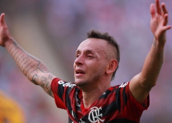 Rafinha toma atitude sem precedentes e é ovacionado por milhões de torcedores do Flamengo