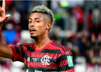 Não resistiu: na Argentina, torcedor do River Plate pede autógrafo para Bruno Henrique, do Flamengo