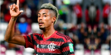 Não resistiu: na Argentina, torcedor do River Plate pede autógrafo para Bruno Henrique, do Flamengo