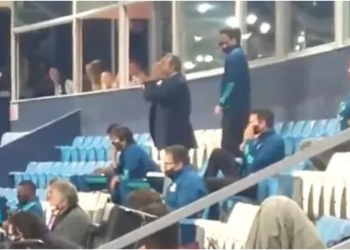 Vídeo: dirigente do Flamengo perde a cabeça com juiz durante partida contra o Racing