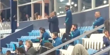 Vídeo: dirigente do Flamengo perde a cabeça com juiz durante partida contra o Racing