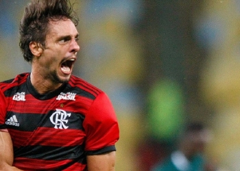 Zaga do Flamengo vira dor de cabeça para Rogério Ceni com desfalques e erros individuais; Rodrigo Caio é a esperança