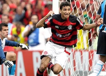 Lembra dele? Ídolo do Flamengo no passado, Ronaldo Angelim, tem motivos de sobra para comemorar esta quinta-feira (26)