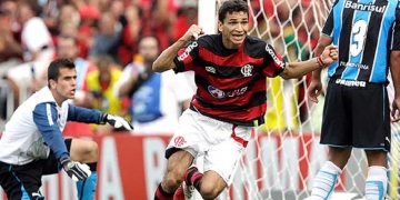 Lembra dele? Ídolo do Flamengo no passado, Ronaldo Angelim, tem motivos de sobra para comemorar esta quinta-feira (26)