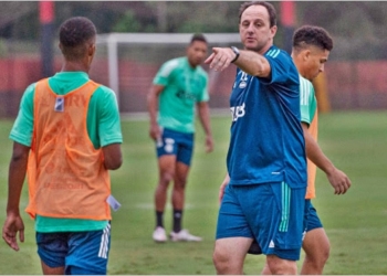 Com três alterações importantes, Rogério Ceni testa o time do Flamengo que enfrentará o Racing