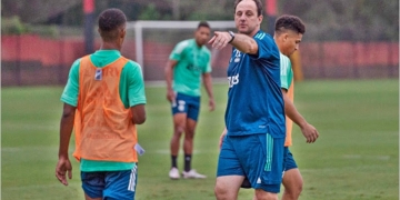Com três alterações importantes, Rogério Ceni testa o time do Flamengo que enfrentará o Racing