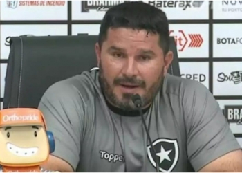 Barroca testa positivo para Covid-19 e não estreará no jogo do Botafogo contra o Flamengo