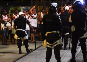 Após eliminação na Libertadores, torcedores do Flamengo realizam protesto na entrada do Maracanã