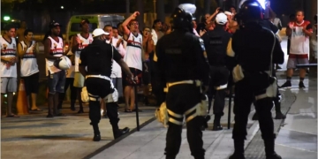 Após eliminação na Libertadores, torcedores do Flamengo realizam protesto na entrada do Maracanã