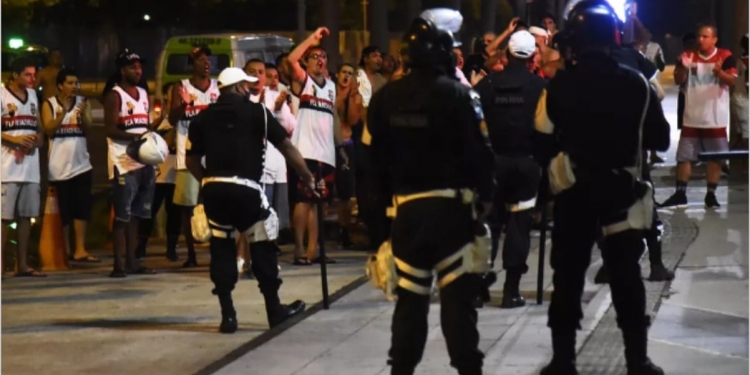 Após eliminação na Libertadores, torcedores do Flamengo realizam protesto na entrada do Maracanã