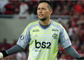 Flamengo decide não renovar contrato com goleiro Diego Alves, diz jornalista e torcida fica dividida