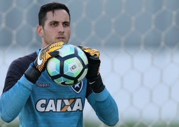 Substituto de Diego Alves? Dirigente do Botafogo reage à especulação de Gatito Fernández no Flamengo