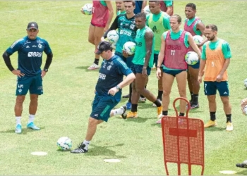 Rogério Ceni treina faltas com jogadores e Gabigol treina com elenco do Flamengo