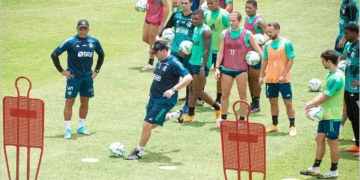 Rogério Ceni treina faltas com jogadores e Gabigol treina com elenco do Flamengo