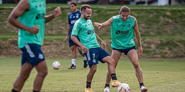 Jogadores do Flamengo fazem ‘churrasquinho’ após treinamento; parte da torcida fica irritada