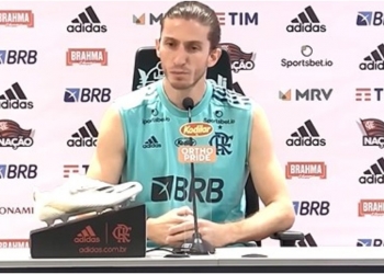 Churrasco entre jogadores do Flamengo causa polêmica e Filipe Luís rebate as críticas