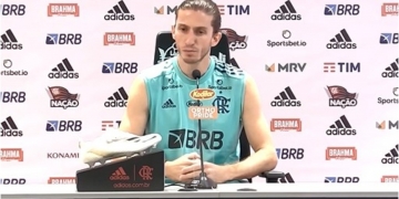Churrasco entre jogadores do Flamengo causa polêmica e Filipe Luís rebate as críticas