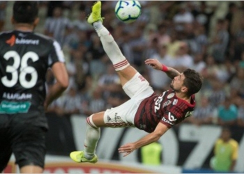 Gol de Arrascaeta concorre a prêmio e jogador do Flamengo brinca: ‘Vote no uruguaio certo’