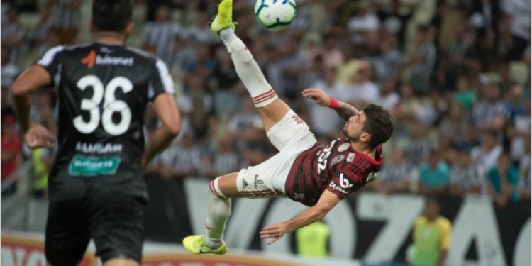 Gol de Arrascaeta concorre a prêmio e jogador do Flamengo brinca: ‘Vote no uruguaio certo’