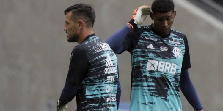 Com saída de Diego Alves, Flamengo não deve contratar outro goleiro e apostará todas as fichas em joia da base