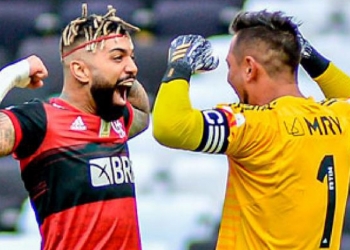 Gabigol atravessa o campo para comemorar com Diego Alves e deixa claro o recado para a diretoria