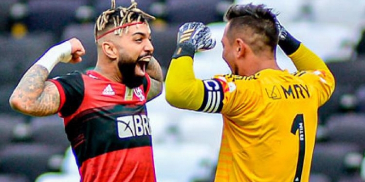 Gabigol atravessa o campo para comemorar com Diego Alves e deixa claro o recado para a diretoria