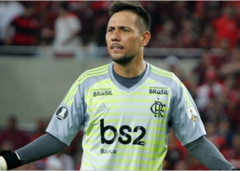 Flamengo aceita aumentar salário de Diego Alves, mas goleiro recusa termos e renovação fica difícil