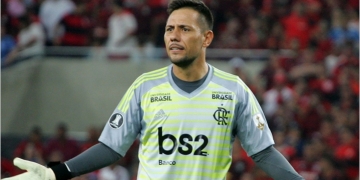 Flamengo aceita aumentar salário de Diego Alves, mas goleiro recusa termos e renovação fica difícil