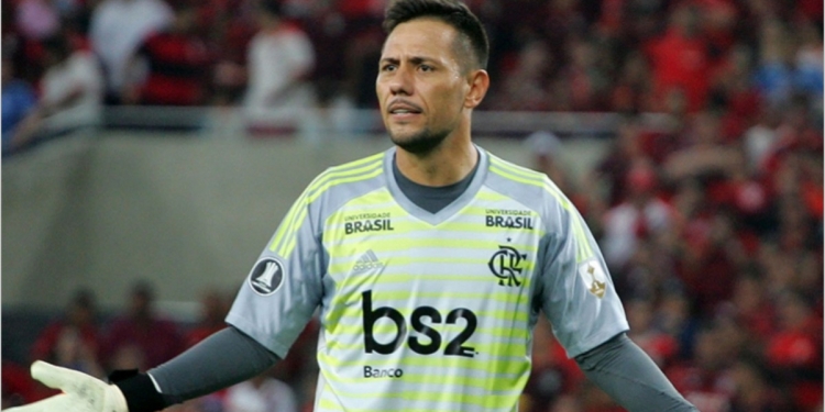 Flamengo aceita aumentar salário de Diego Alves, mas goleiro recusa termos e renovação fica difícil