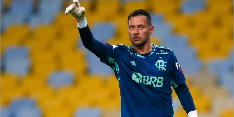 Flamengo tem sugestão de goleiro para substituir Diego Alves, em meio ao clima de despedida
