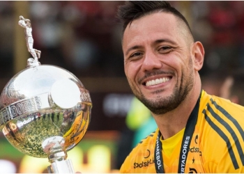 Qual é o novo salário de Diego Alves no Flamengo após renovação do contrato