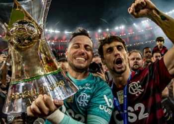 Rodrigo Caio comemora como gol a permanência de Diego Alves no Flamengo e expõe bom clima nos bastidores