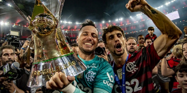 Rodrigo Caio comemora como gol a permanência de Diego Alves no Flamengo e expõe bom clima nos bastidores