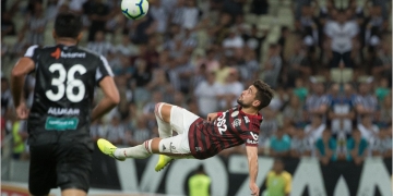 Vídeo: Son fica surpreso ao ver golaço de bicicleta de Arrascaeta no jogo contra o Ceará