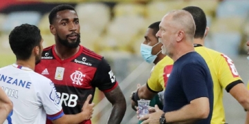 Gerson acusa colombiano do Bahia de ofensas raciais e critica Mano Menezes por provocação: ‘Cala a boca, negro’