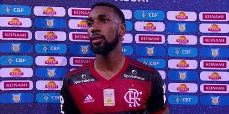 Gigantes do futebol brasileiro deixam rivalidade de lado e saem em defesa de Gerson após ataque de injúria racial