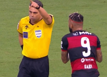 Árbitro explica motivo para cartão vermelho de Gabigol aos 10 minutos de jogo contra o Bahia