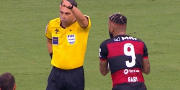 Árbitro explica motivo para cartão vermelho de Gabigol aos 10 minutos de jogo contra o Bahia
