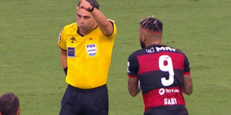 Árbitro explica motivo para cartão vermelho de Gabigol aos 10 minutos de jogo contra o Bahia