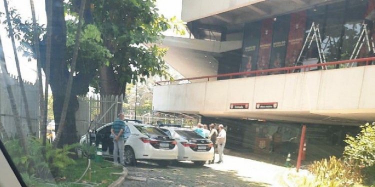 Manhã começa agitada na Gávea com a presença de agentes da Polícia Civil