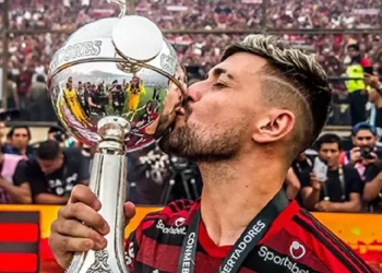 Comentarista esportivo enche Arrascaeta de elogios: ‘É um dos maiores jogadores que vi jogar no Flamengo’