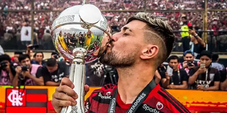 Comentarista esportivo enche Arrascaeta de elogios: ‘É um dos maiores jogadores que vi jogar no Flamengo’